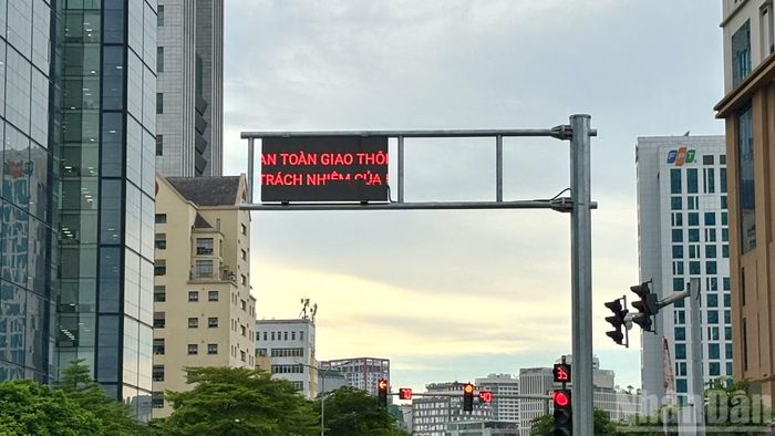 Nội dung hiển thị trên màn hình bao gồm tình trạng ùn tắc, tai nạn giao thông, ngập úng, phân luồng và các hướng di chuyển thay thế khi cần thiết.