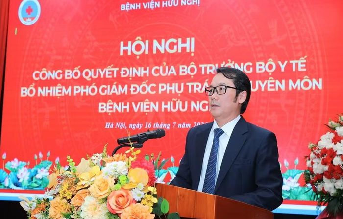 Tân Phó Giám đốc Bệnh viện Hữu Nghị Trần Đăng Khoa phát biểu nhận nhiệm vụ.