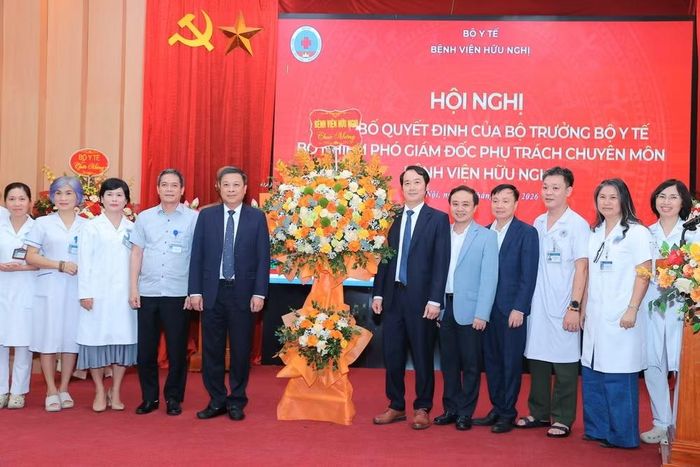 Ban Giám đốc Bệnh viện Hữu nghị và đơn vị của bệnh viện chúc mừng tân Phó Giám đốc Trần Đăng Khoa.