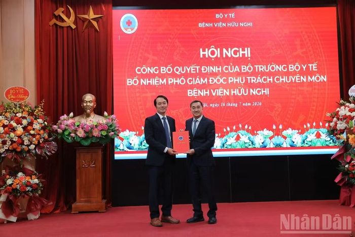 Thứ trưởng Y tế Trần Văn Thuấn trao quyết định bổ nhiệm Phó Giám đốc phụ trách chuyên môn Bệnh viện Hữu Nghị đối với Bác sĩ chuyên khoa II, Bác sĩ cao cấp hạng I Trần Đăng Khoa.