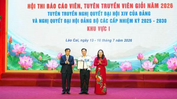 Ban tổ chức trao giải Nhất cho thí sinh thí Vũ Văn Khương, đến từ Quân chủng Hải quân, Bộ Quốc phòng.
