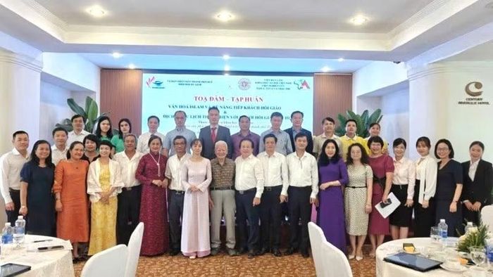 Các đại biểu tham dự chương trình chụp ảnh lưu niệm cùng Hiệp hội Du lịch và Viện Nghiên cứu Nam Á, Tây Á và châu Phi.