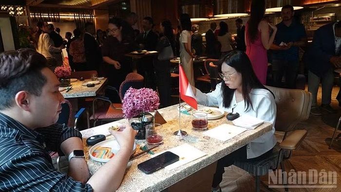 Các khách mời thưởng thức ẩm thực Peru trong Tiệc chiêu đãi chiều 16/7. (Ảnh: LINH BẢO)