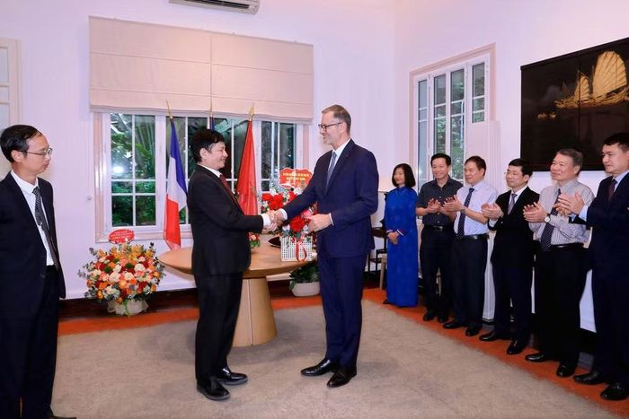 Đại sứ Pháp tại Việt Nam Olivier Brochet chúc mừng Giáo sư, Tiến sĩ Lê Danh Tuyên nhận Huân chương Công trạng quốc gia.
