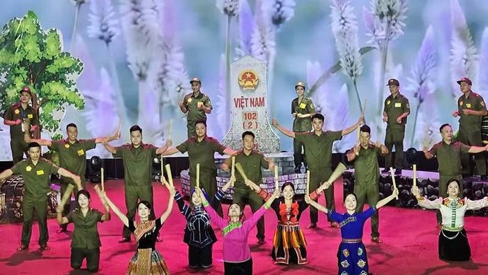 Đội tuyển đến từ tỉnh Lào Cao thể hiện nội dung thi Tài năng.