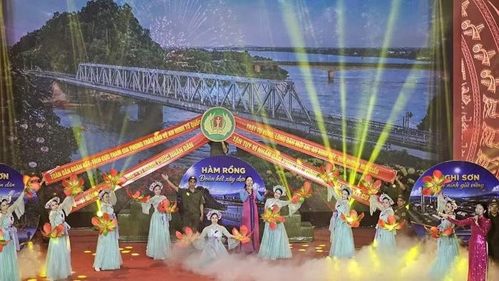 Đội tuyển Thanh Hóa thể hiện nội dung thi.