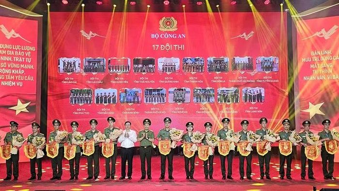 Lãnh đạo Bộ Công an và tỉnh Thanh Hóa trao tặng cờ lưu niệm cho các đội dự thi.