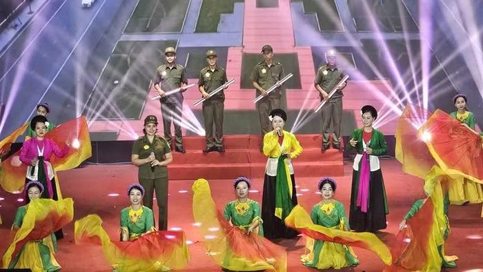Đội tuyển Hưng Yên chuyển tải nội dung thi bằng làn điệu chèo truyền thống ở Phố Hiến.