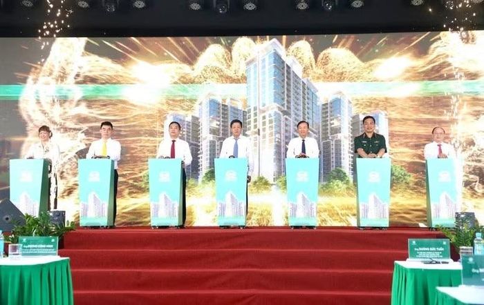 Các đại biểu thực hiện nghi thức khởi công dự án khu nhà ở xã hội Him Lam-Phúc Lợi.