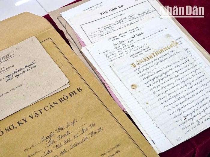 Một phần lá đơn xin tình nguyện đi B của chàng thanh niên 19 tuổi Nguyễn Văn Quyến. (Ảnh: MINH DUY)