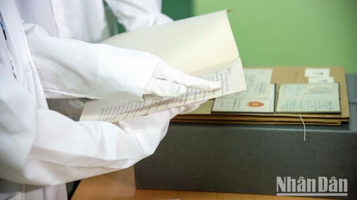 Một số hồ sơ, kỷ vật của các cán bộ đi B tại Trung tâm Lưu trữ quốc gia III, Hà Nội. (Ảnh: MINH DUY)