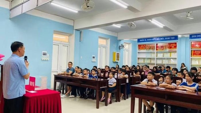 Theo điều 27 Nghị định số 271/2026/NĐ-CP thì học sinh có trách nhiệm giữ gìn, bảo quản sách giáo khoa được mượn.