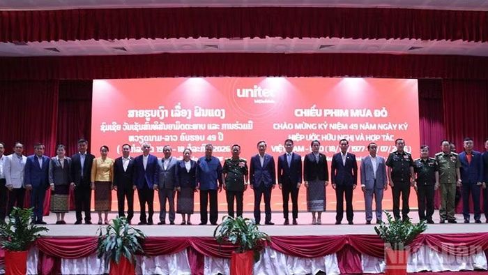 Các đại biểu chụp ảnh lưu niệm tại buổi chiếu phim. (Ảnh: Duy Toàn)