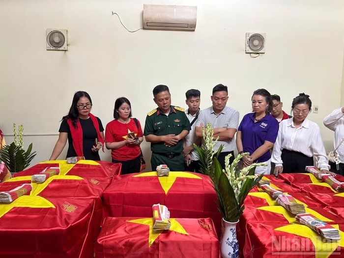 Trong gian phòng nhỏ của Đội Tìm kiếm, quy tập hài cốt liệt sĩ thuộc Bộ Chỉ huy quân sự tỉnh Tuyên Quang, những nén hương được thắp lên trước các hài cốt liệt sĩ vừa tìm thấy.