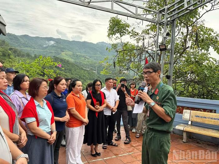 Cựu chiến binh Phạm Ngọc An kể lại những câu chuyện chiến đấu năm xưa tại mặt trận Vị Xuyên.