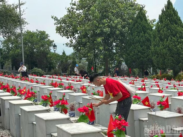 Thắp hương tưởng nhớ các liệt sĩ tại Nghĩa trang Vị Xuyên.