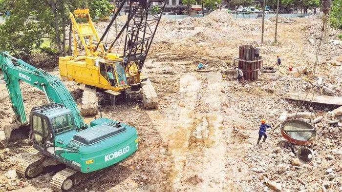 Nút giao Phạm Tu-Xa La đang được khẩn trương thi công sau nhiều năm chậm tiến độ vì vướng mắc giải phóng mặt bằng (Ảnh KHÁNH LÊ)