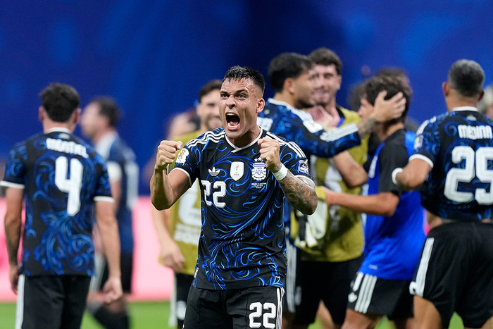 Lautaro Martinez ghi bàn quyết định giúp Argentina đánh bại Anh 2-1, giành quyền vào chung kết World Cup 2026. Ảnh: AP