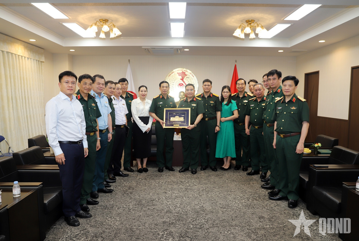 Đại tướng Phan Văn Giang cùng các đại biểu và cán bộ, sĩ quan Văn phòng Tùy viên Quốc phòng Việt Nam tại Nhật Bản.