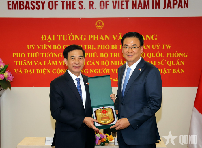 Đại tướng Phan Văn Giang trao quà tặng Đại sứ Việt Nam tại Nhật Bản Phạm Quang Hiệu.