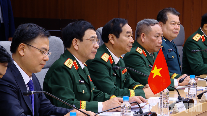 Đại tướng Phan Văn Giang và đoàn đại biểu cấp cao Bộ Quốc phòng Việt Nam tại hội đàm với Bộ trưởng Koizumi Shinjiro.
