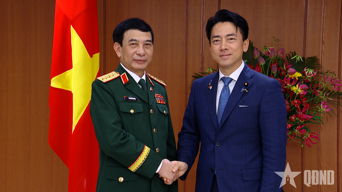 Đại tướng Phan Văn Giang và Bộ trưởng Bộ Quốc phòng Nhật Bản Koizumi Shinjiro.