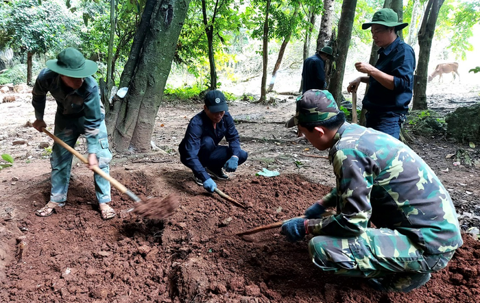 Đội Quy tập 589, Phòng Chính trị, Bộ CHQS tỉnh Quảng Trị tìm kiếm hài cốt liệt sĩ tại Lào.