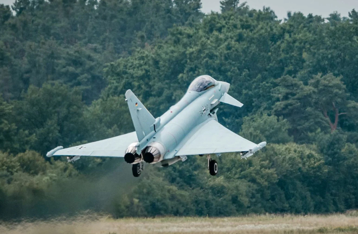 Hình ảnh tiêm kích Eurofighter Typhoon biến thể Tranche 4 đầu tiên dành cho Không quân Đức bay thử. Ảnh: Airbus Defence and Space