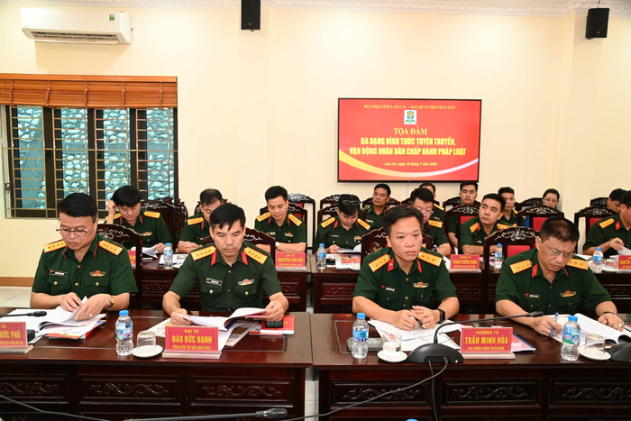 Các đại biểu dự tọa đàm.