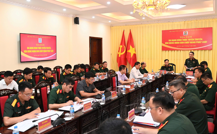 Đại tá Ngô Anh Thu, Phó tổng biên tập Báo Quân đội nhân dân phát biểu đề dẫn tọa đàm.