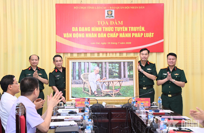 Báo Quân đội nhân dân tặng quà Bộ CHQS tỉnh Lào Cai.
