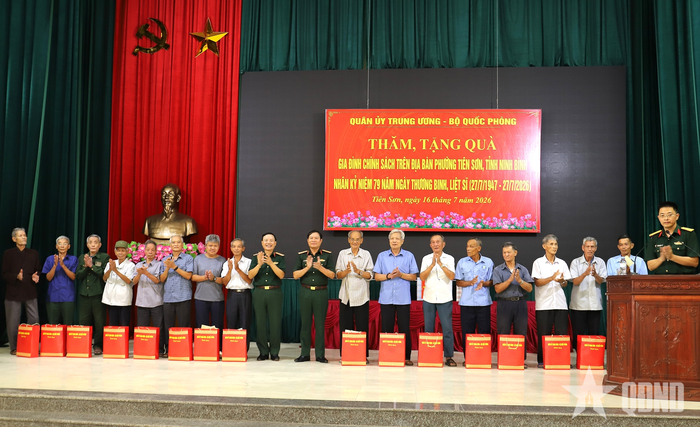 Đại tướng Nguyễn Tân Cương cùng đoàn công tác thăm, tặng quà gia đình chính sách trên địa bàn phường Tiên Sơn (tỉnh Ninh Bình). 