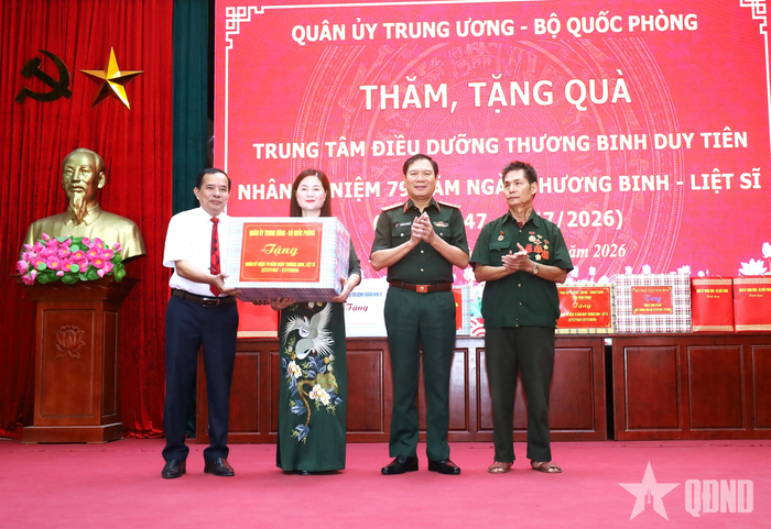 Đại tướng Nguyễn Tân Cương trao quà tặng Trung tâm Điều dưỡng Thương binh Duy Tiên. 