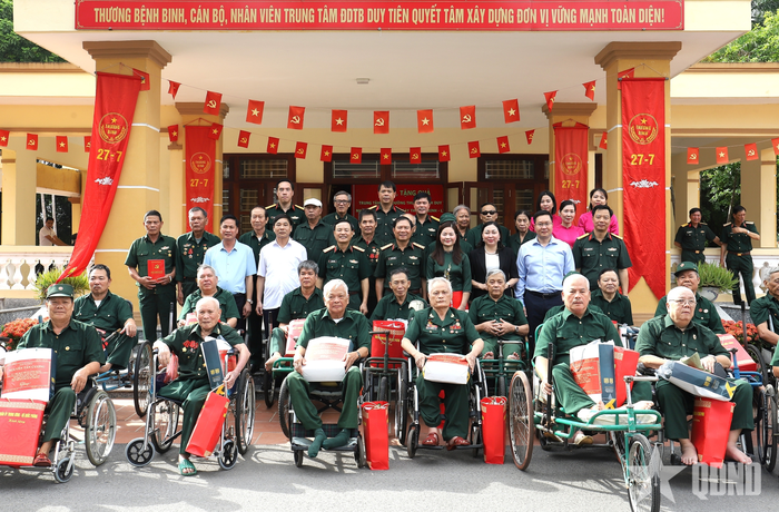 Đại tướng Nguyễn Tân Cương tặng quà các đồng chí thương, bệnh binh. 