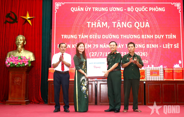  Lãnh đạo Quân khu 3 tặng quà Trung tâm Điều dưỡng Thương binh Duy Tiên. 