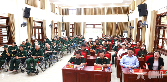 Các đại biểu và các đồng chí thương, bệnh binh tại Trung tâm Điều dưỡng Thương binh Duy Tiên.