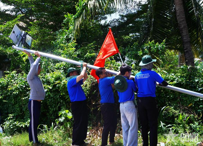 Các cột trụ đèn năng lượng mặt trời được các chiến sĩ Mùa hè xanh cùng đoàn viên thanh niên và người dân địa phương lắp đặt.