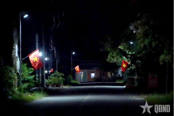 Tuyến đường tại ấp Tân Định 2 được thắp sáng bởi những bóng đèn điện năng lượng mặt trời.