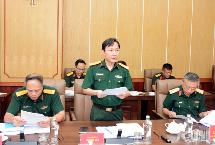  Đại tá Trương Mạnh Cường, Cục trưởng Cục Hậu cần (Tổng cục Chính trị) báo cáo các nội dung tại hội nghị.