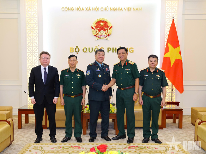 Thượng tướng Nguyễn Trường Thắng và Đại tá Tseyenbalidir Batkhuu cùng các đại biểu. 