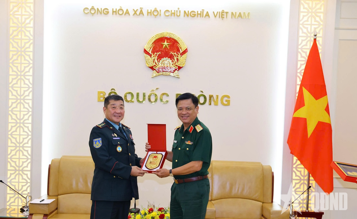  Thượng tướng Nguyễn Trường Thắng trao tặng Đại tá Tseyenbalidir Batkhuu quà lưu niệm. 