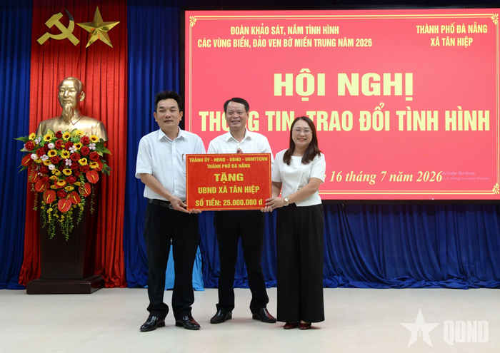 Đồng chí Phan Văn Mỹ, Phó giám đốc Sở Nông nghiệp và Môi trường TP Đà Nẵng trao quà tặng UBND xã Tân Hiệp.