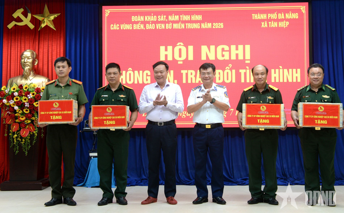 Đại tá Lê Huy, Chính ủy Vùng Cảnh sát biển 2 và lãnh đạo Công ty Cổ phần công nghiệp cao su miền Nam trao quà tặng các đơn vị LLVT.
