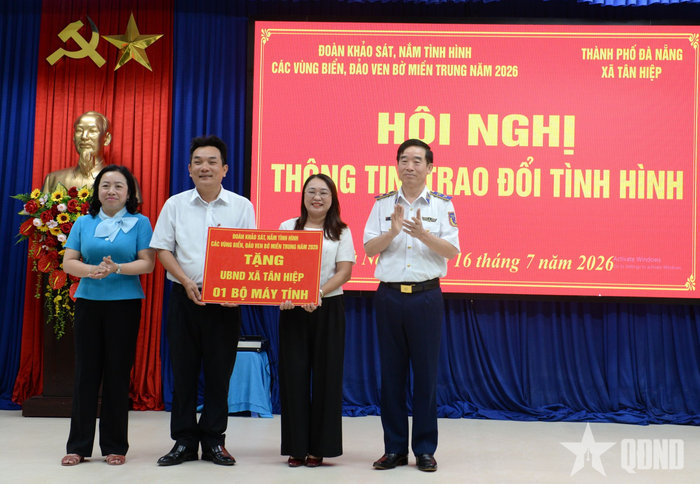 Trung tướng Bùi Quốc Oai và lãnh đạo Tổng Liên đoàn Lao động Việt Nam trao quà tặng UBND xã Tân Hiệp.