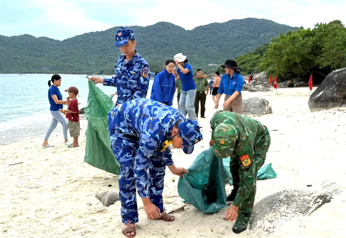 Cán bộ, chiến sĩ Vùng Cảnh sát biển 2 cùng các lực lượng chung tay làm sạch môi trường bờ biển.