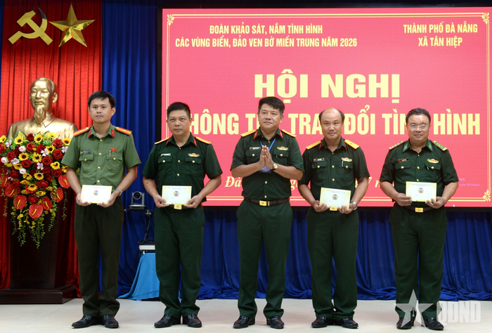 Đại tá Nguyễn Tấn Tuân, Phó chính ủy Bộ CHQS TP Đà Nẵng trao quà tặng các đơn vị LLVT đóng quân trên địa bàn.