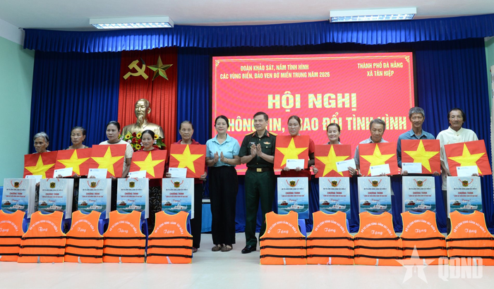 Đoàn công tác tặng quà các gia đình chính sách, ngư dân.