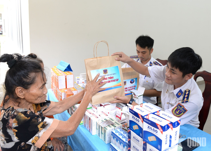 Cấp phát thuốc và hướng dẫn cách sử dụng cho người dân.