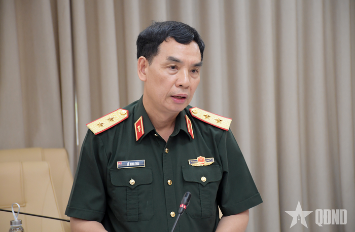 Trung tướng, GS, TS Lê Minh Thái, Giám đốc Học viện Kỹ thuật Quân sự báo cáo công tác triển khai các dự án đầu tư phòng thí nghiệm.