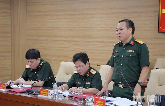 Thành viên đoàn công tác đóng góp ý kiến tại buổi kiểm tra. 